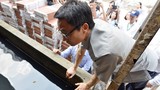 Ảnh: Phó Thủ tướng kiểm tra bể nước tại ổ dịch sốt xuất huyết ở Hà Nội