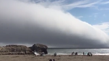 Mây khổng lồ “nuốt chửng” bãi biển như ngày tận thế