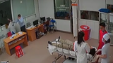 Video bác sĩ bị đánh trong phòng cấp cứu ở Nghệ An