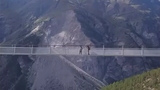 Video: Yếu tim, tốt nhất đừng đi trên cây cầu treo này