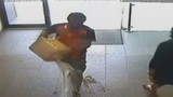 Video: Đổ xăng đốt ngân hàng, không ngờ “gậy ông đập lưng ông”