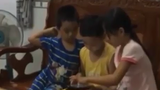 Video: Bố mẹ đang đầu độc con khi cho trẻ dùng smartphone thế này 