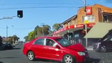 Video: Chuyển hướng đột ngột, hai ô tô đâm văng nhau giữa ngã tư
