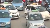 Video: Taxi truyền thống đang làm gì trong cuộc chạy đua với Uber, Grab?