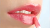 Video: Bí quyết dùng son không bị thâm môi