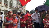 Bất chấp trời mưa, hàng trăm người đến nhà Văn Toàn cổ vũ Việt Nam