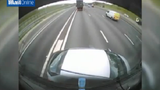Clip: Xe tải ủi ô tô đi 100m trên cao tốc
