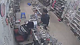 Clip: Trộm liều lĩnh cuỗm cả túi tiền trong siêu thị