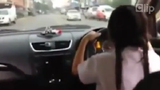 Choáng với bé gái 9 tuổi lái ô tô đến trường