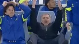 HLV Mourinho cười mỉa mai khi trọng tài không thổi phạt đền
