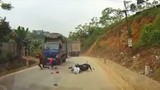 Vượt ẩu, đôi nam nữ thoát chết giữa hai xe tải