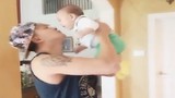 Video: Cao Thái Sơn hát ru làm em bé “sợ phát khóc“