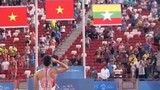 Màn chào cờ ấn tượng của VĐV nhảy cao Việt Nam