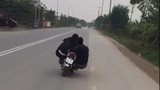 Clip: Truy tìm 2 thanh niên "làm xiếc" trên xe máy