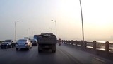 Video: Không làm chủ tốc độ, xe tải đâm móp đuôi ô tô con trên cầu Vĩnh Tuy