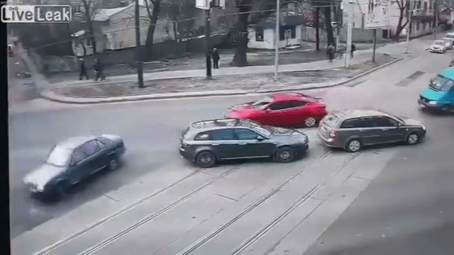 Video: Tai nạn kinh hoàng, hai người văng ra khỏi ô tô