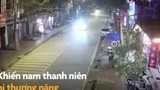 Video: Nam thanh niên lao thẳng xe máy vào đầu ô tô trong đêm