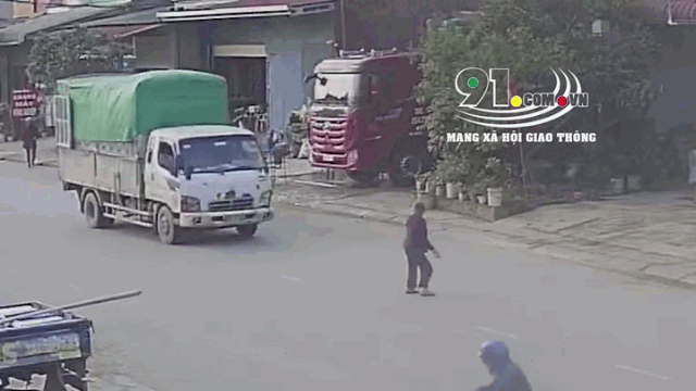 Video: Luống cuống trong lúc sang đường, cụ bà Sơn La bị xe tải tông trúng