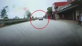 Video: Ngủ gật khi lái ô tô, tài xế lấn làn đâm trực diện xe tải