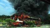 Video: Xe giường nằm cháy trơ khung trên cao tốc Hà Nội - Lào Cai
