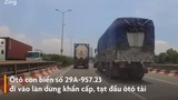 Video: Ôtô vượt phải, bị xe tải tông xoay 180 độ