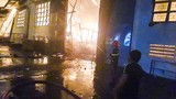 70 lính cứu hỏa xuyên đêm chữa cháy xưởng gỗ