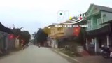 Video: Đâm trúng chú chó băng qua đường, người phụ nữ gặp tai nạn kinh hoàng