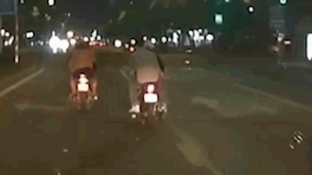 Video: Kinh hãi cảnh 2 cô gái bị áp sát, giật túi xách giữa phố