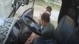 Video: Ba CSGT đập cửa xe, đánh tài xế