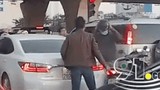 Video: Va chạm giao thông, 2 tài xế lao vào đánh nhau như phim