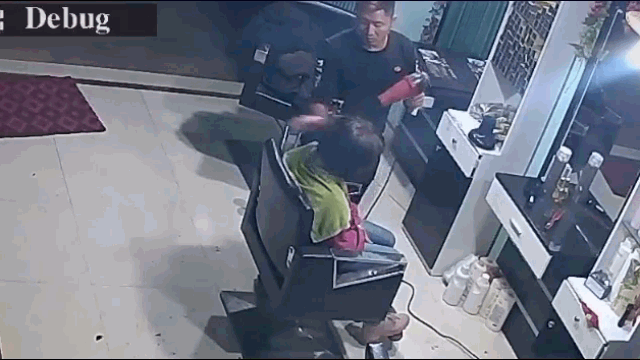 Video: Đang sấy tóc, cô gái ngã vật ra ghế bất tỉnh 