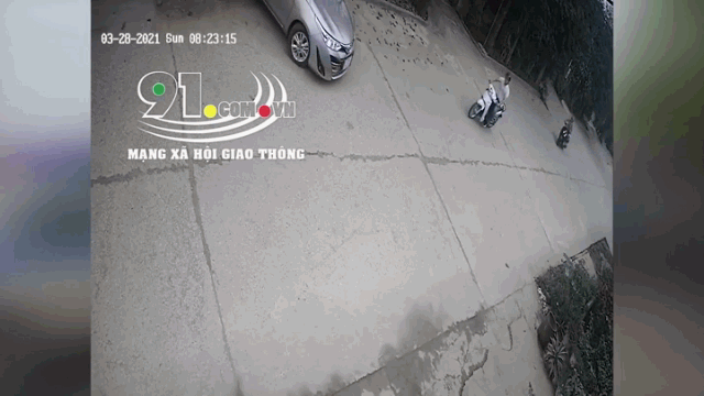 Video: Rợn người thanh niên lao xe như tên bắn, đâm thẳng đầu ô tô