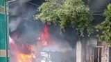 Cháy dữ dội kèm nổ lớn ở cửa hàng bán sơn, thiêu rụi nhiều tài sản