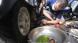 Cửa hàng sửa chữa xe máy ở Hà Nội tấp nập khách sau 'giấc ngủ' dài