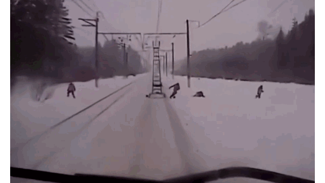 Video: Công nhân sửa đường sắt bỏ chạy thục mạng khi thấy tàu lao tới