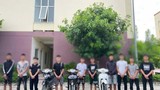 Hà Tĩnh: Nhóm thiếu niên ném đá xe khách, bốc đầu lạng lách