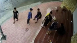 Hà Nội: Truy tìm nhóm đối tượng đâm người đi bộ để cướp tài sản