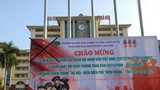 Đình chỉ hai cán bộ trường đại học in pano có cờ Trung Quốc