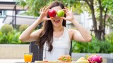 Ăn táo vào buổi sáng, bí quyết giảm cân của nữ diễn viên Nhật Bản 