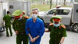 Hình ảnh cựu GĐ BV Tim Hà Nội Nguyễn Quang Tuấn tóc bạc trắng hầu tòa