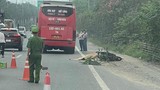Hà Nội: Xe máy va chạm với ô tô khách, cô gái trẻ tử vong 