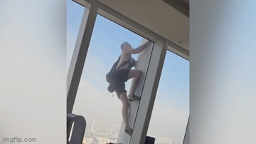 Người đàn ông bị bắt khi leo tòa nhà 123 tầng không có bảo hộ