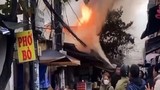 Cảnh sát phá tường, phun vòi rồng chữa cháy ngôi nhà ở Hà Nội