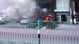 Ô tô bốc cháy ngùn ngụt trước trụ sở công an phường