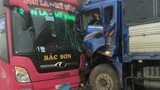 Hòa Bình: Xe khách đâm trực diện xe tải, 20 khách hoảng loạn