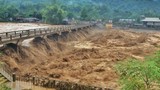 Yên Bái: Nước lũ cuồn cuộn đổ về Nghĩa Lộ, đe dọa người dân
