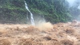 Kinh hãi cảnh dòng nước lũ cuồn cuộn càn quét Lai Châu