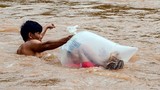 Học sinh chui túi nilon qua suối: “Do không còn cách nào khác“