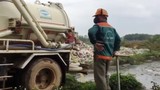 Công ty môi trường Chí Linh xả thải xe hút bể phốt ra kênh tưới tiêu 
