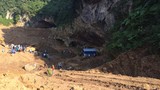 Hòa Bình: Hơn 100 người giải cứu 2 phu vàng mắc kẹt trong hang